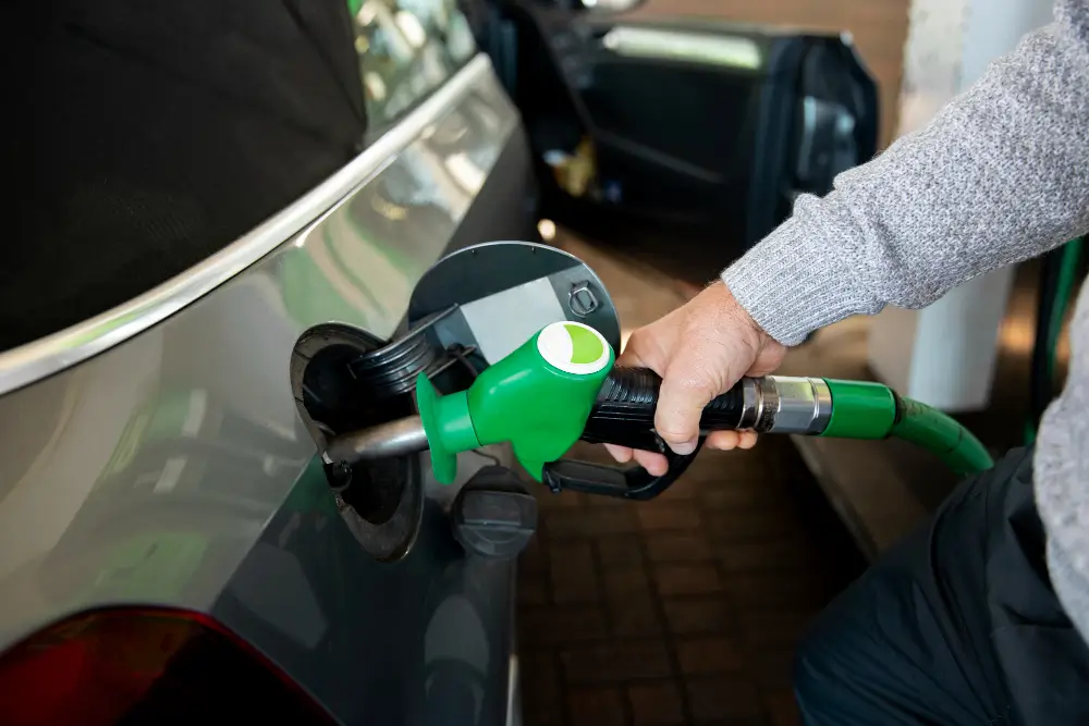 Plein de carburant sur voiture grise chez as-rocauto81, station-service moderne dans le Tarn